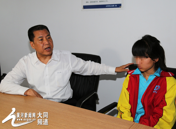 大同市公安局局长王武道看望被解救的人质.