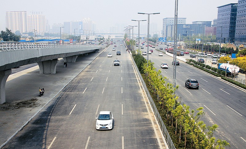 9月16日,太榆路全线通车,目前仅剩路两侧的绿化工作尚未结束.