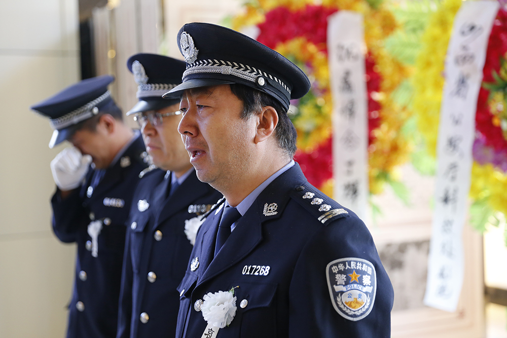 太原民警因公牺牲 战友送别