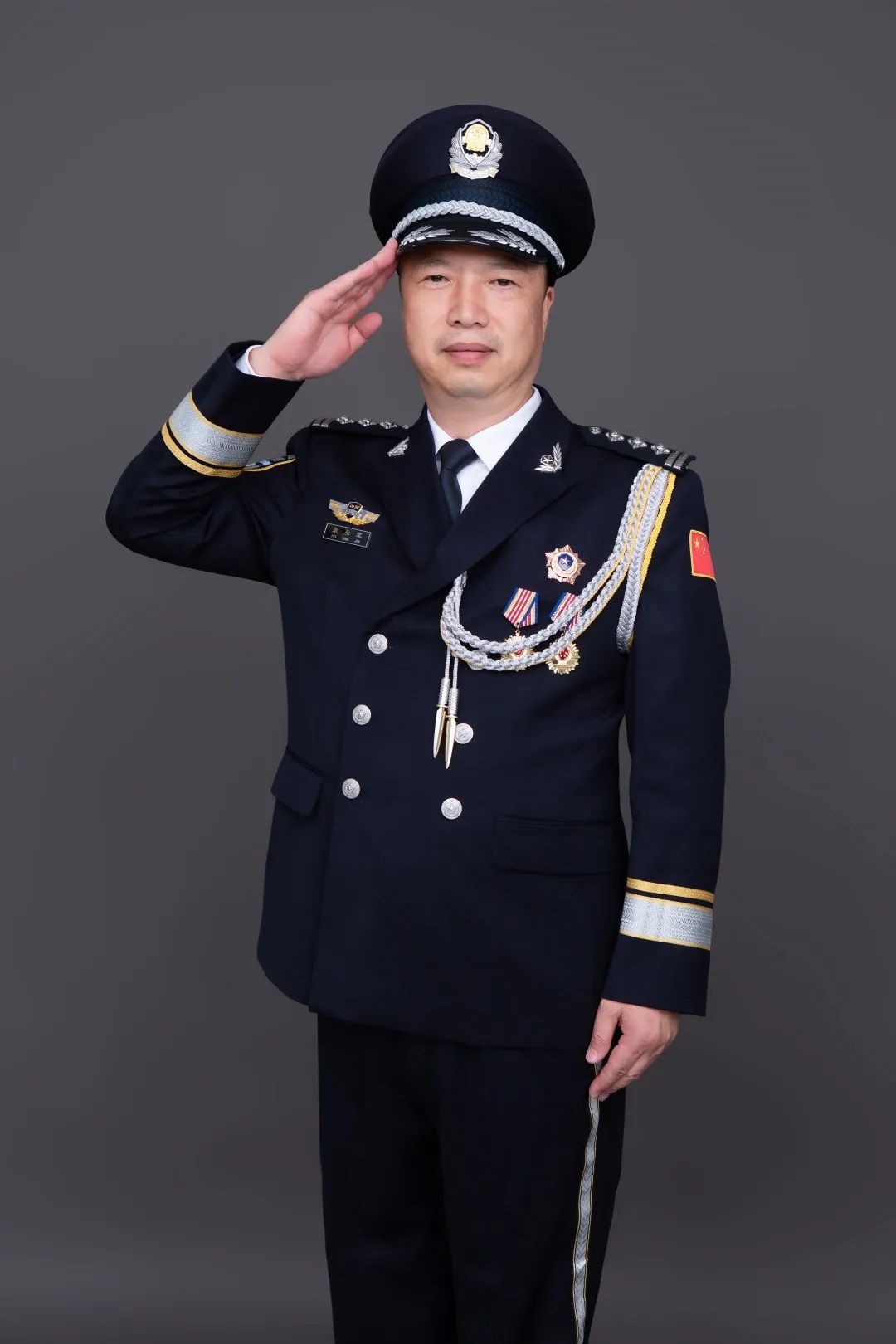 1972年10月出生,汉族,大学文化程度,中共党员,二级警长,一级警督警衔