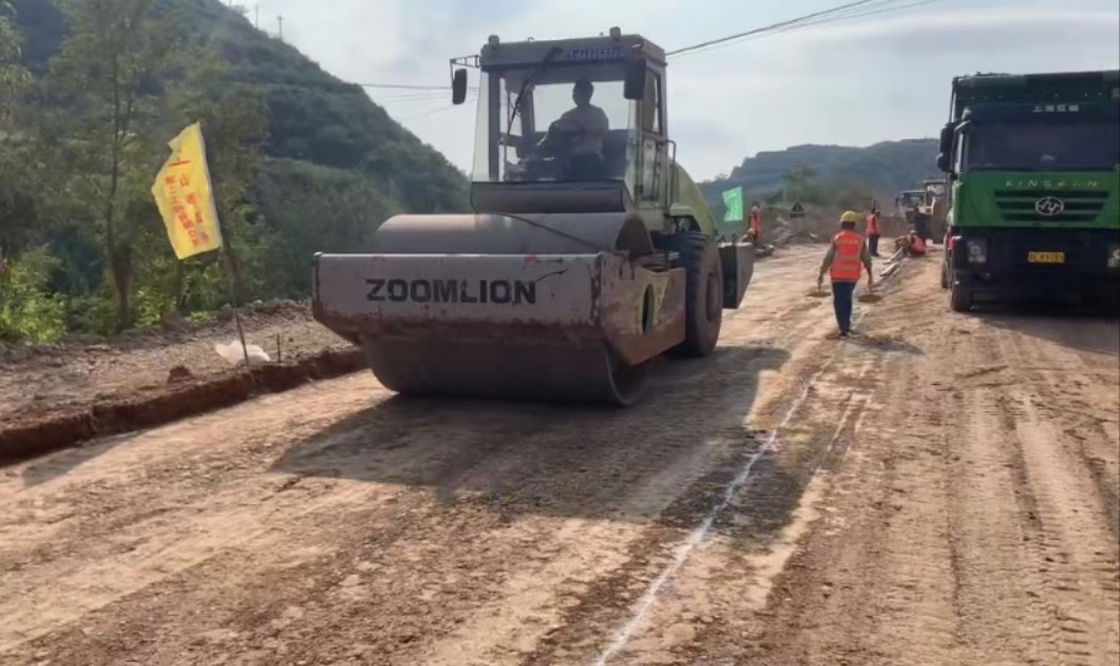 山西路桥二公司沁源县交通建设一期工程施工项目部友仁-管家沟段路面水稳基层施工顺利完成