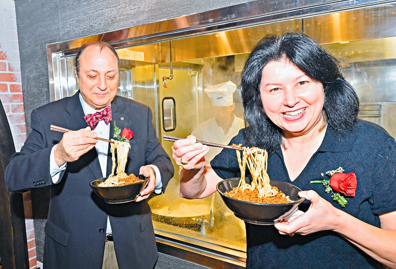 山西刀削面馆在洛杉矶开张 每碗面10美元