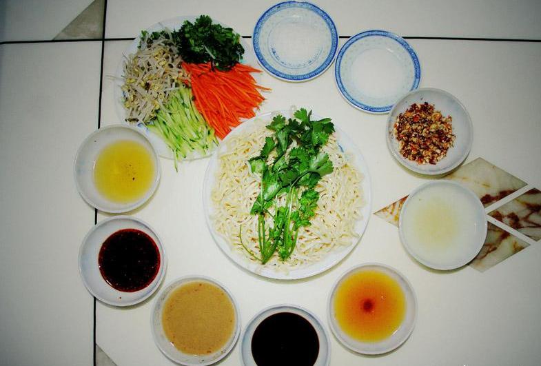 凉面 胡傅强 孙越 摄